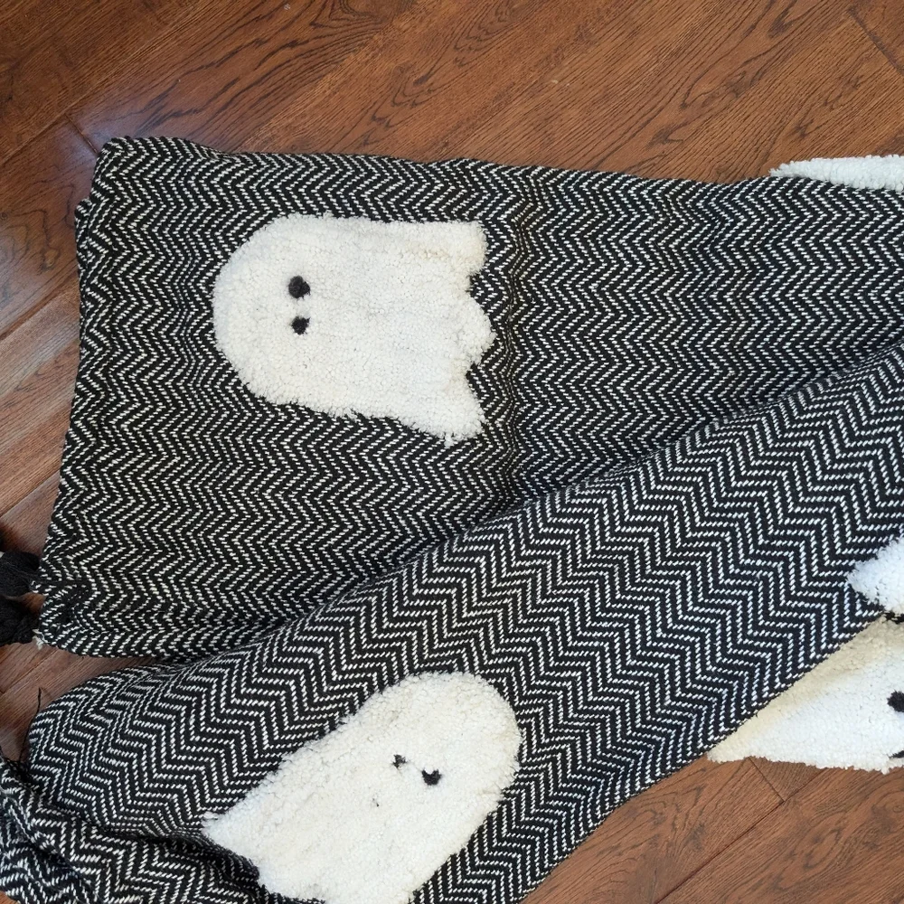 Rachel Zoe Halloween Ghost Black White Decorative Throw Blanket 50" x 70" NWT - Picture 7 of 8
